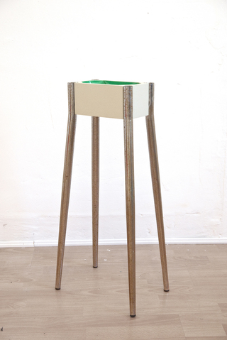 Tischstück, 2013

Stahl, Holz, Plastik, Grundierung

ca. 20 x 20 x 80 cm